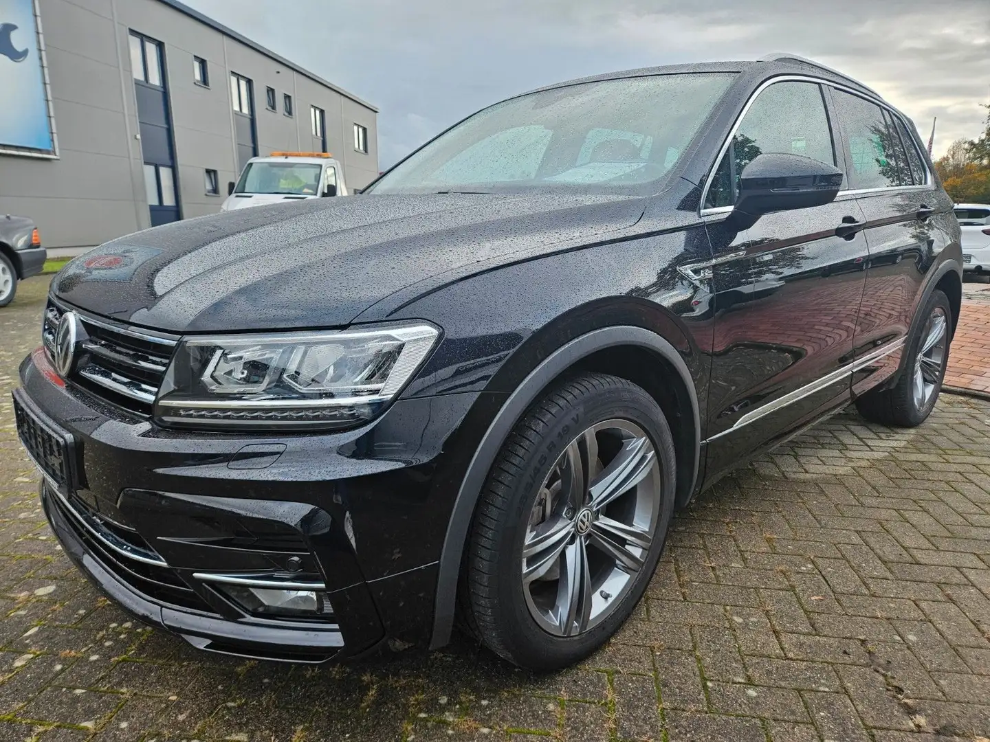 Volkswagen Tiguan Highline 4Motion R-LINE AHK LED STHZG PAN Schwarz - 1