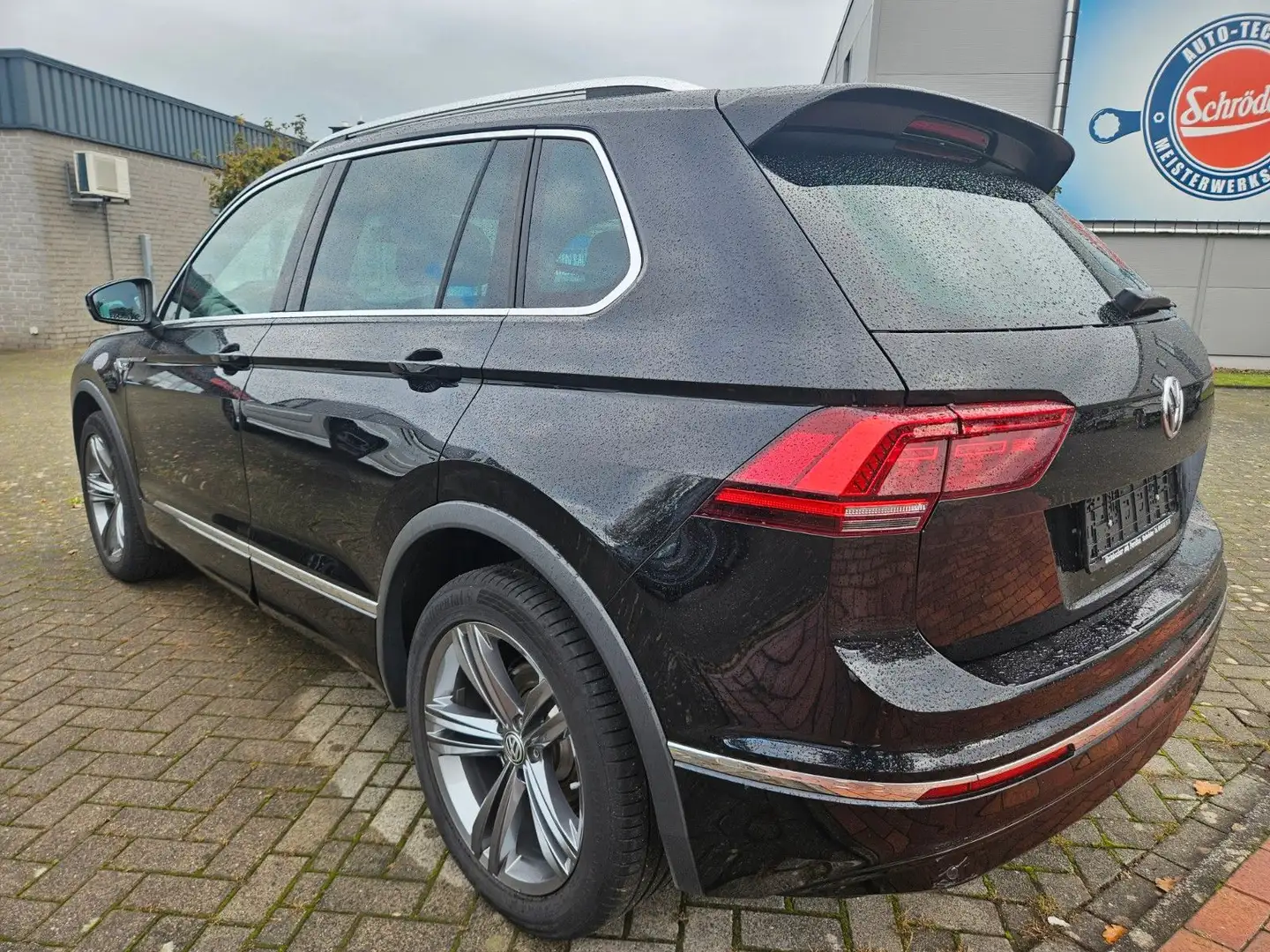 Volkswagen Tiguan Highline 4Motion R-LINE AHK LED STHZG PAN Schwarz - 2