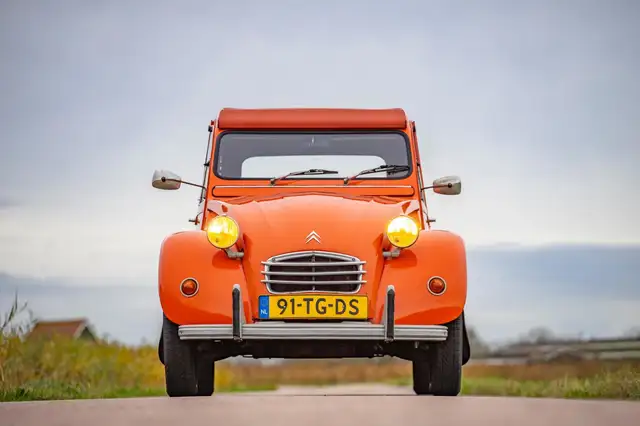 Citroen 2CV 6 Special Lekker vrolijk oranje!