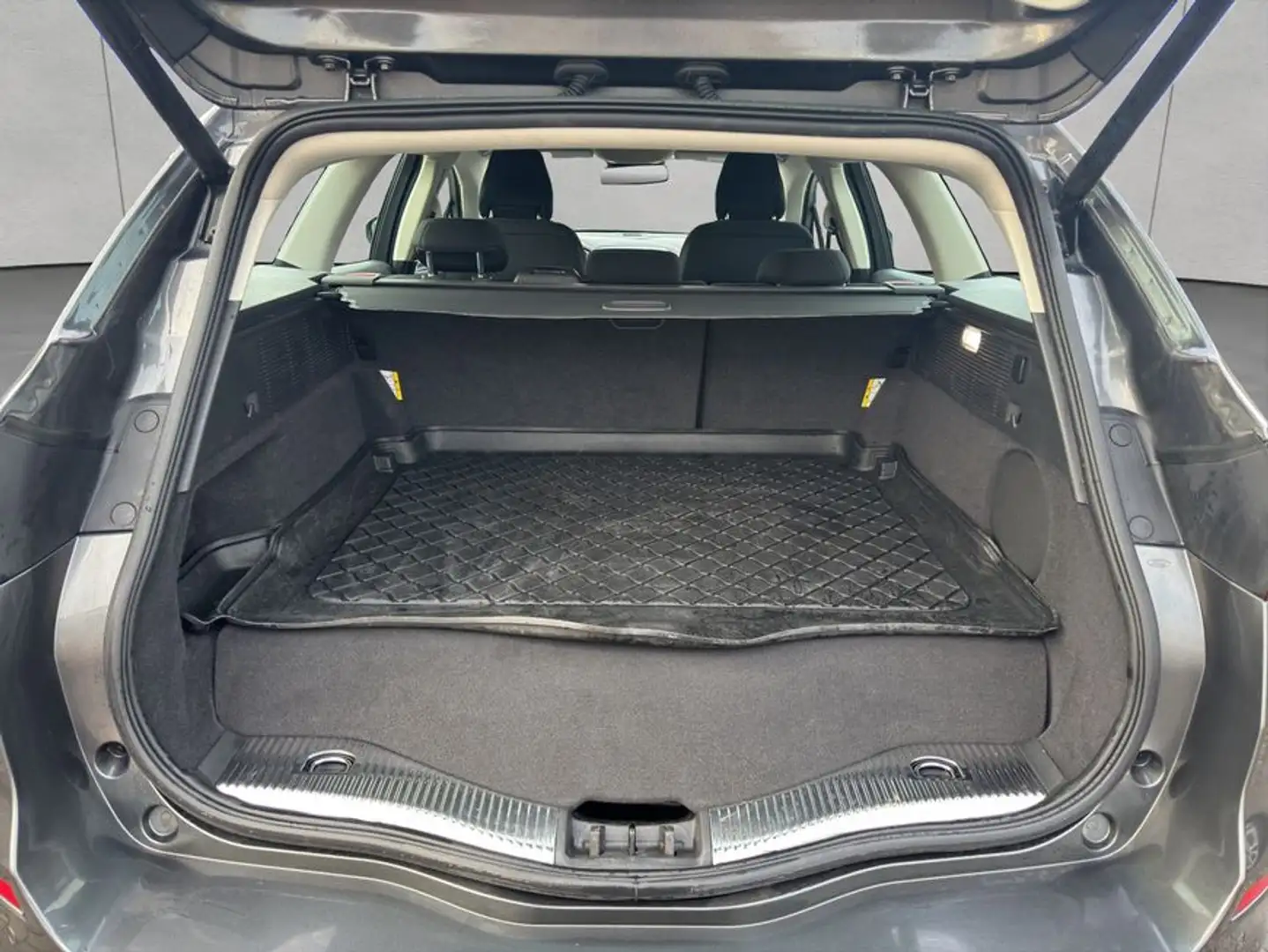 Ford Mondeo Turnier 2.0 Ti-VCT Hybrid Titanium Šedá - 2