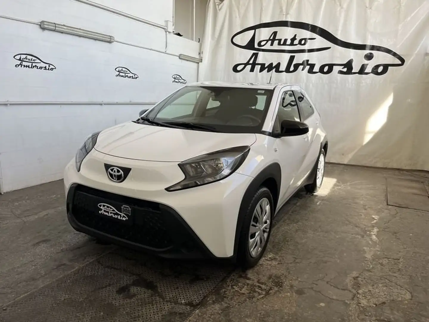 Toyota Aygo X 1.0 VVT-i 72 CV 5 porte  da 169,00 al mese Weiß - 1