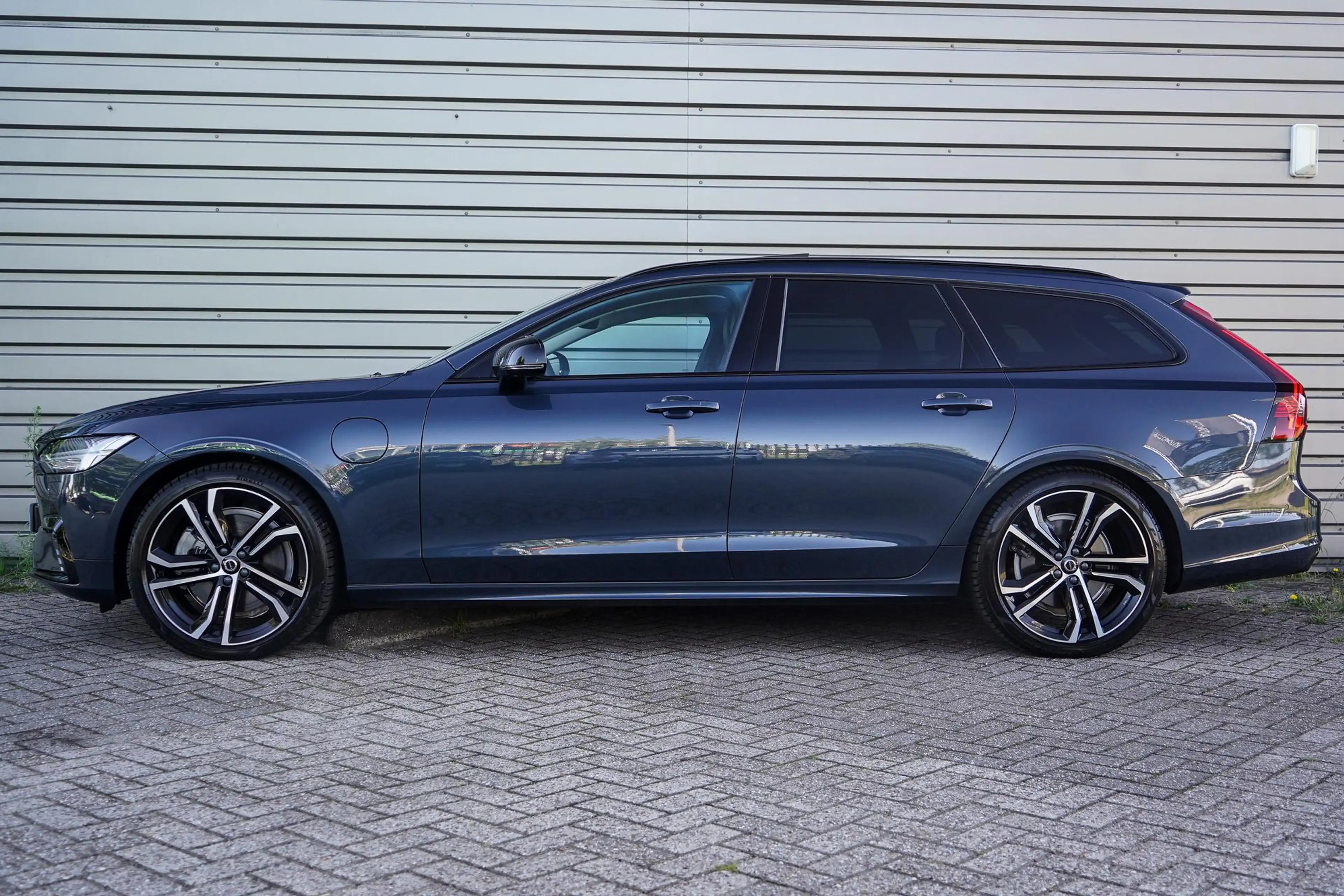 Volvo V90 2.0 T8 Plug-in hybrid AWD Ultra Dark — photo 3