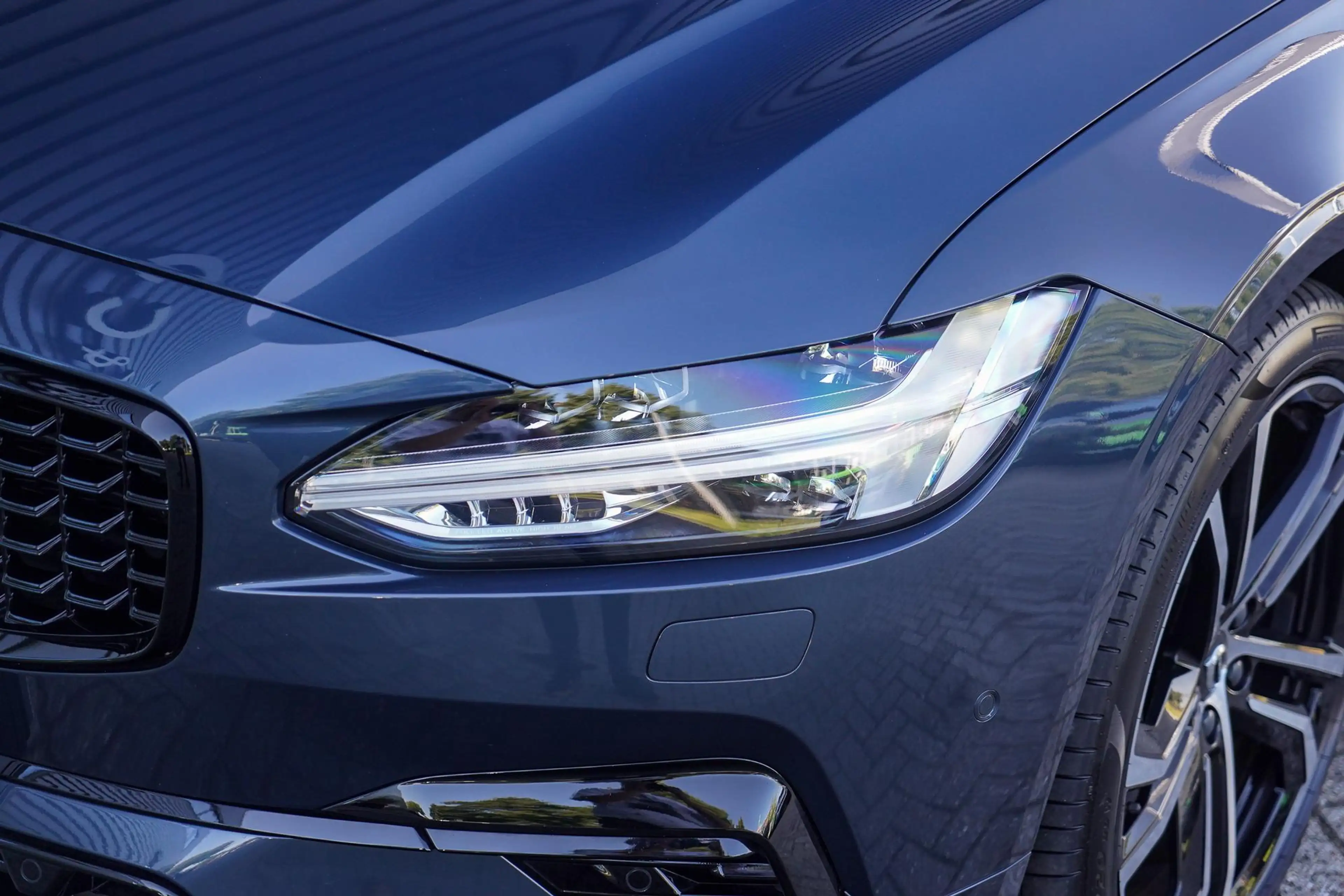 Volvo V90 2.0 T8 Plug-in hybrid AWD Ultra Dark — photo 4