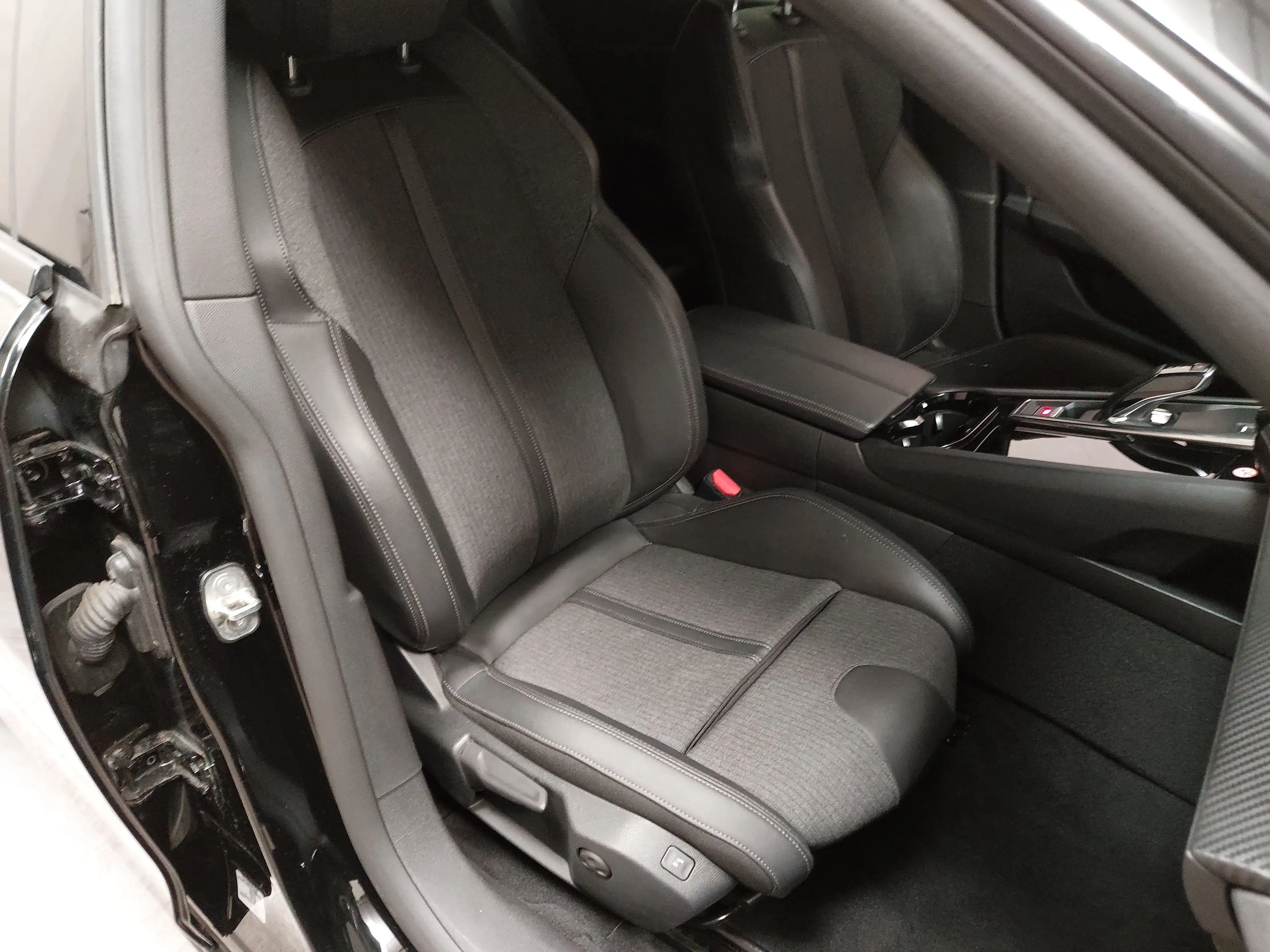 Peugeot 508 1.5 BlueHDI Allure T-Leder Navi LED AHK PDC — photo 10