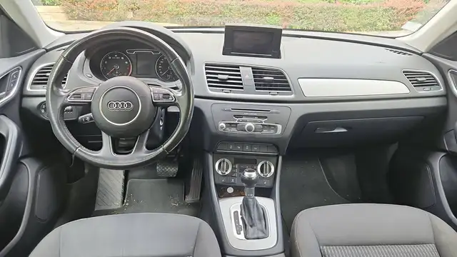 Audi Q3 view 11