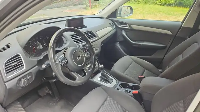 Audi Q3 view 8