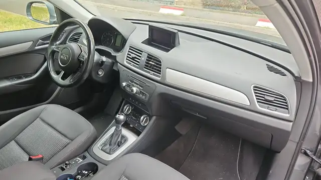 Audi Q3 view 10