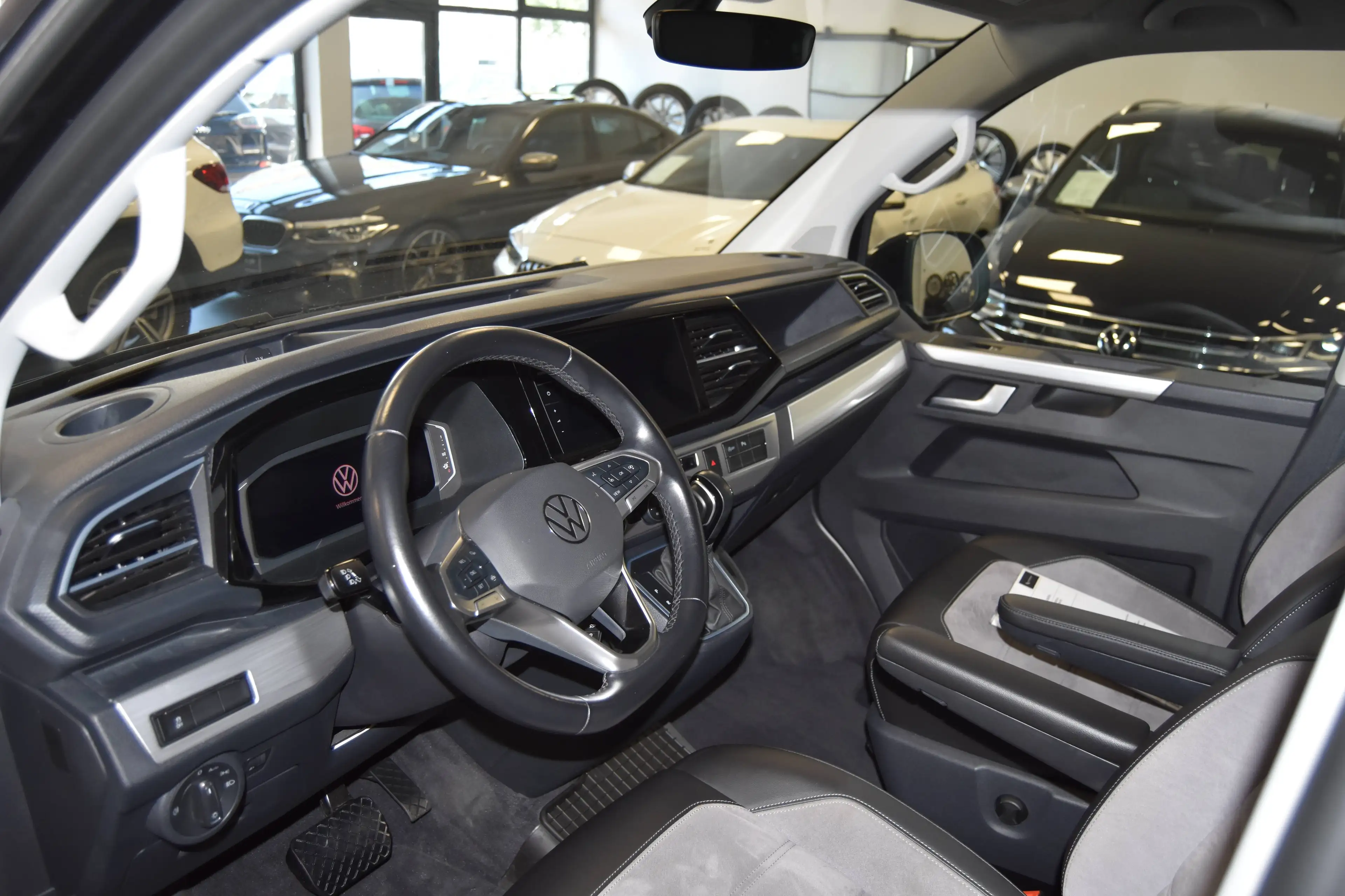 Volkswagen T6.1 Multivan Multivan 4MOTION~2SCHIEBET.~ACC~1HAND~AHK~DIGITAL~AHK — photo 2