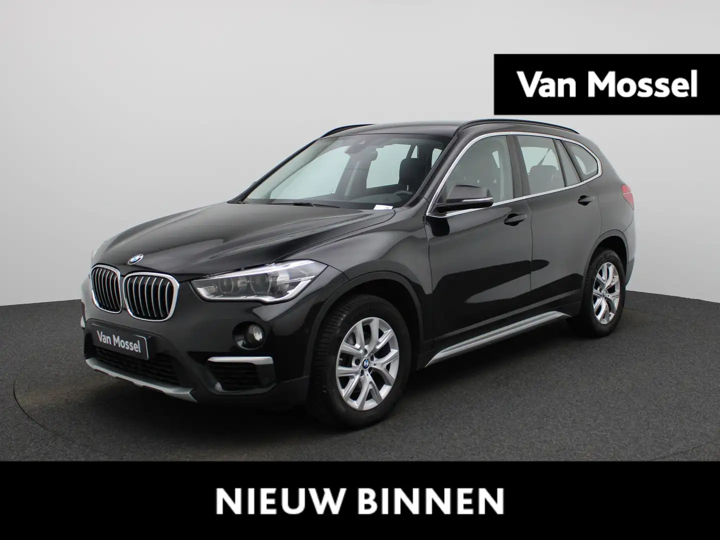 BMW X1 sDrive18iA CAMERA | ZETELVERWARMING | LEDER | LED Zwart - 1