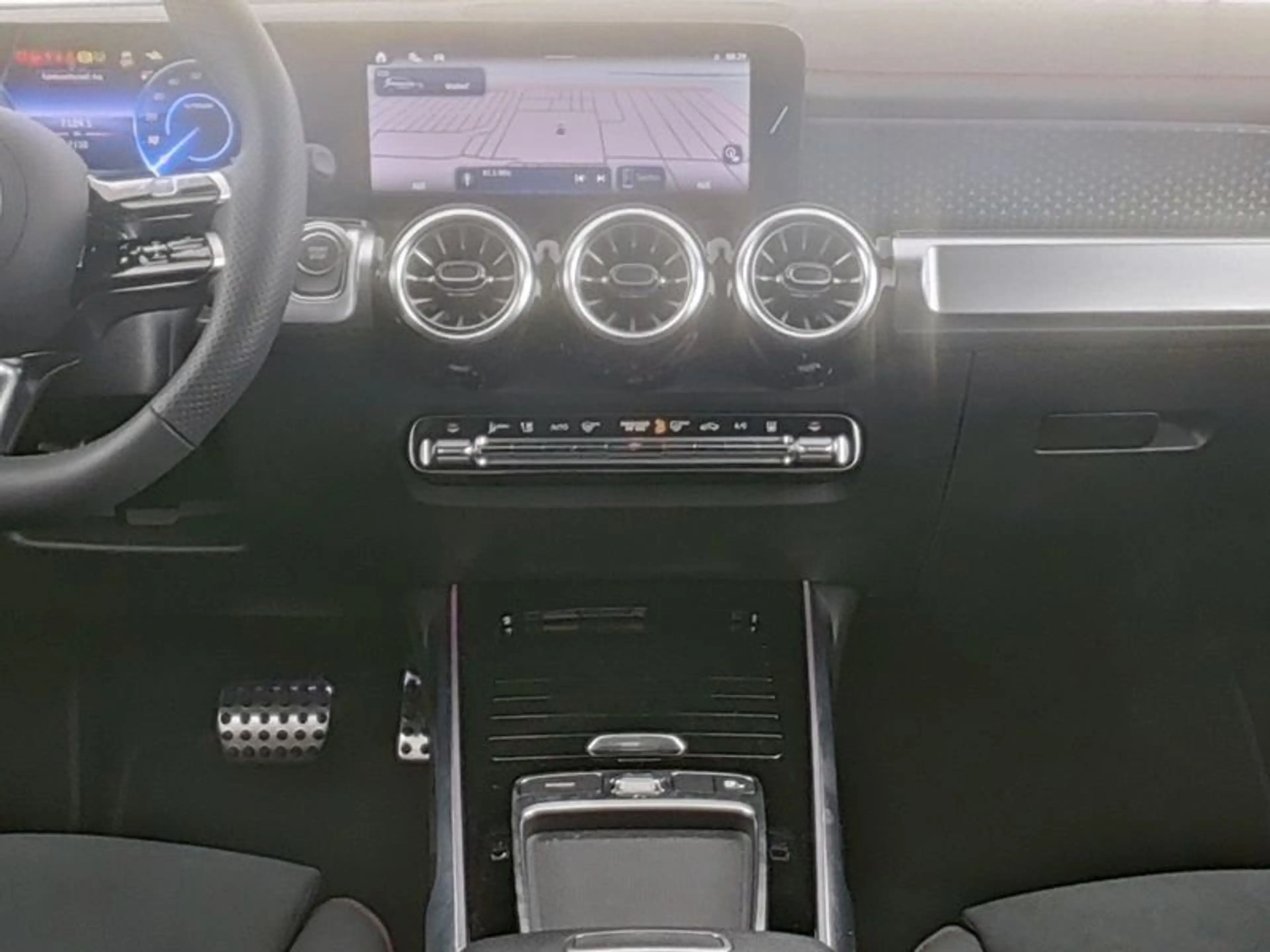 Mercedes-Benz EQB 300 4M AMG-ADVANCED+ MEMO FAP PANO 360° WDGS — photo 7