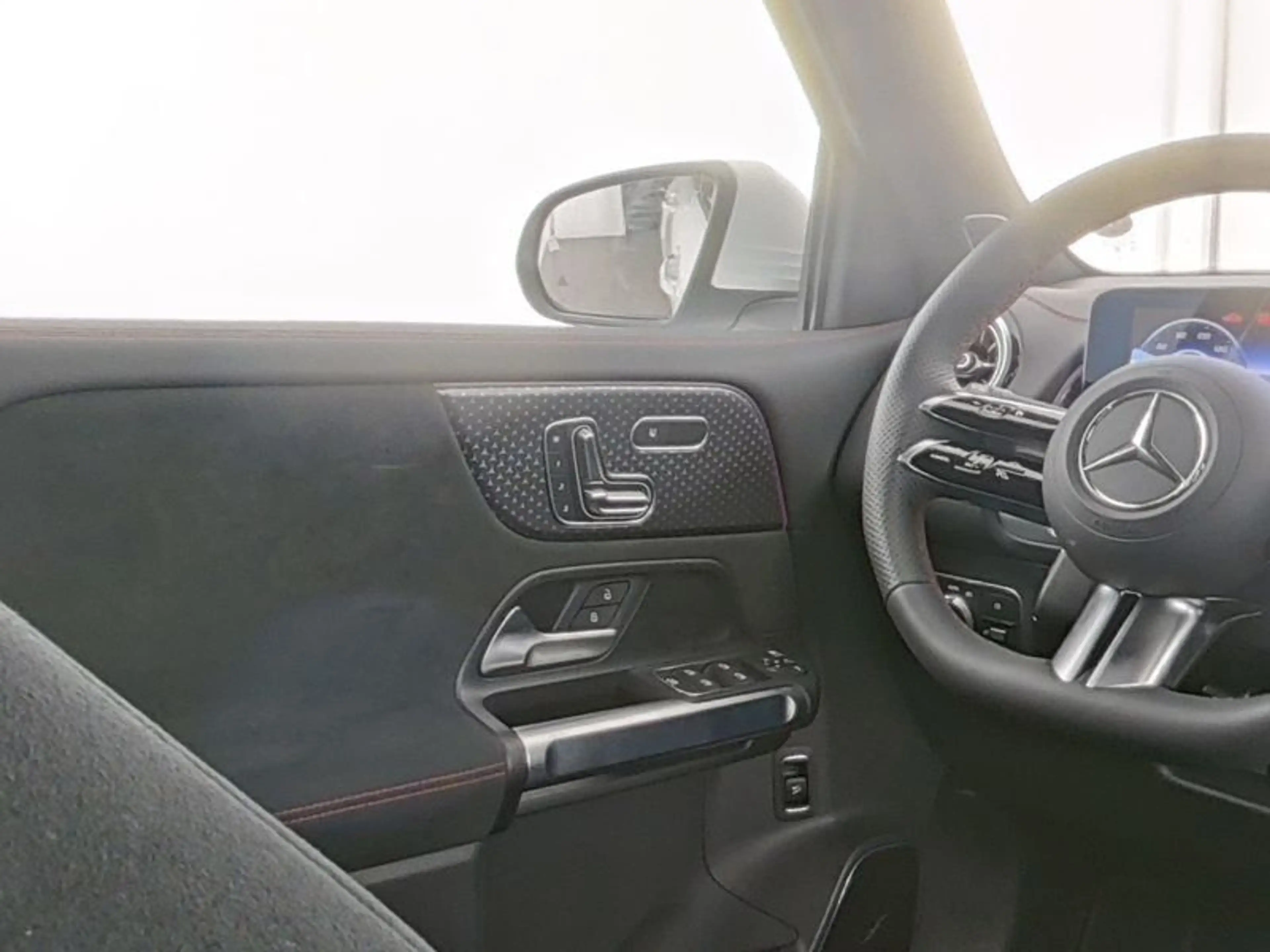 Mercedes-Benz EQB 300 4M AMG-ADVANCED+ MEMO FAP PANO 360° WDGS — photo 6