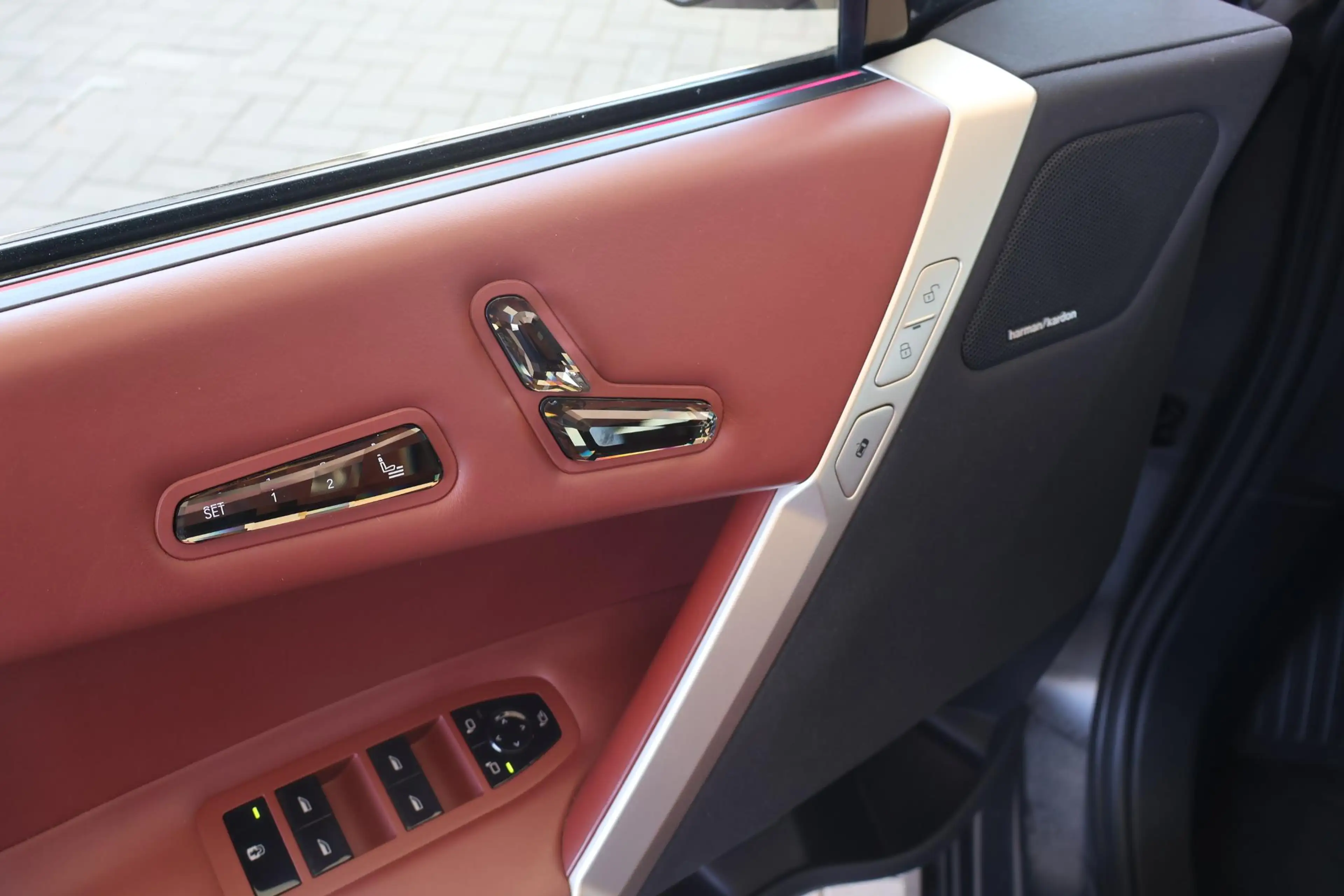 BMW iX xDrive40 High Executive 77 kWh Driving Assistant P — photo 13