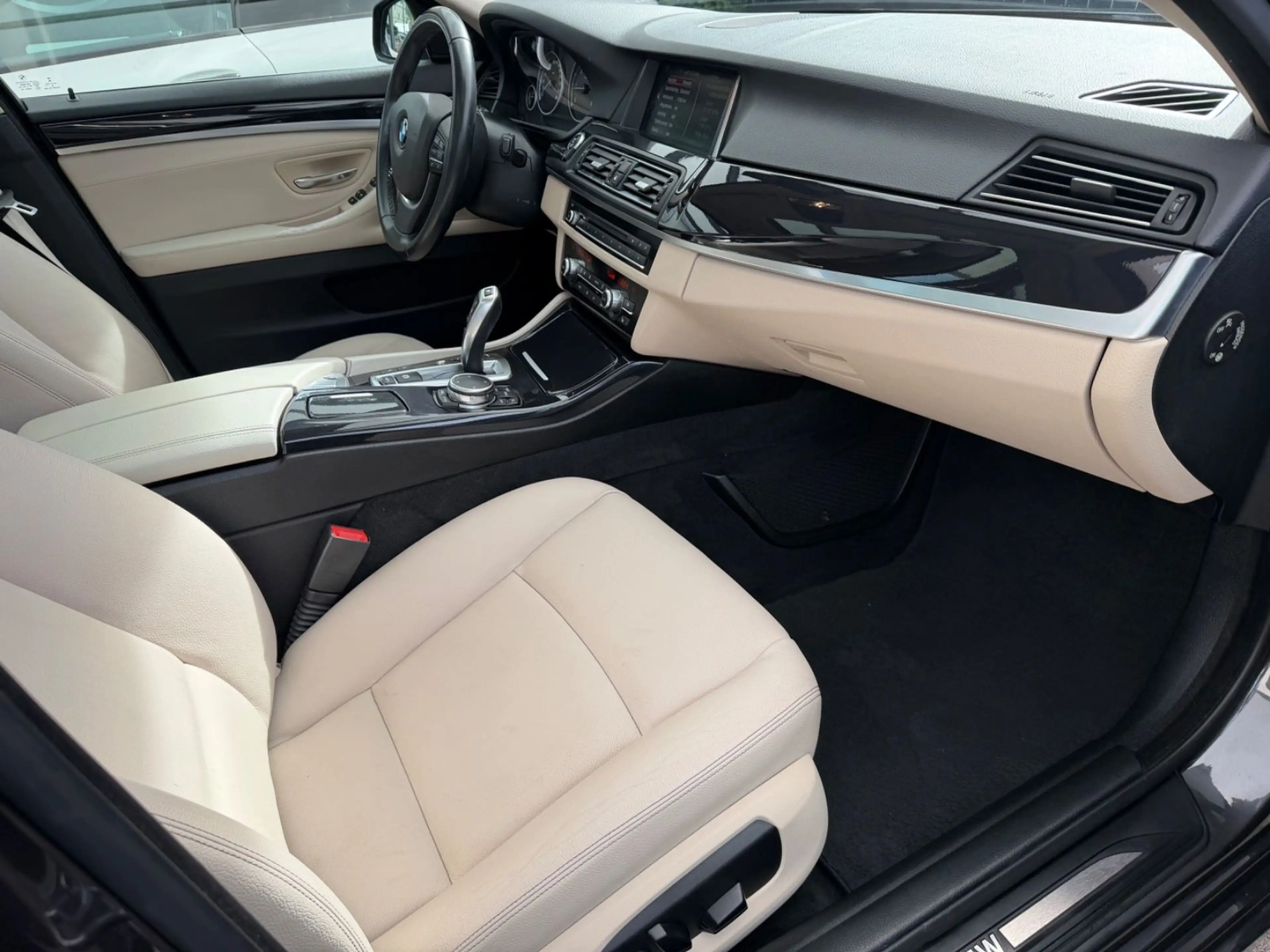 BMW 520 d Touring xDrive*PANORAMA*XENON*PROF — photo 9