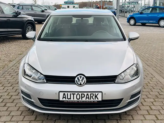 Volkswagen Golf view 2
