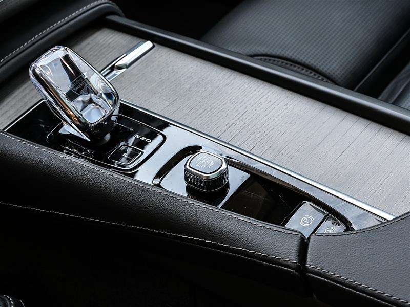 2025 Volvo XC90 T8 AWD Ultra Bright Theme 7-Seater thumb 9
