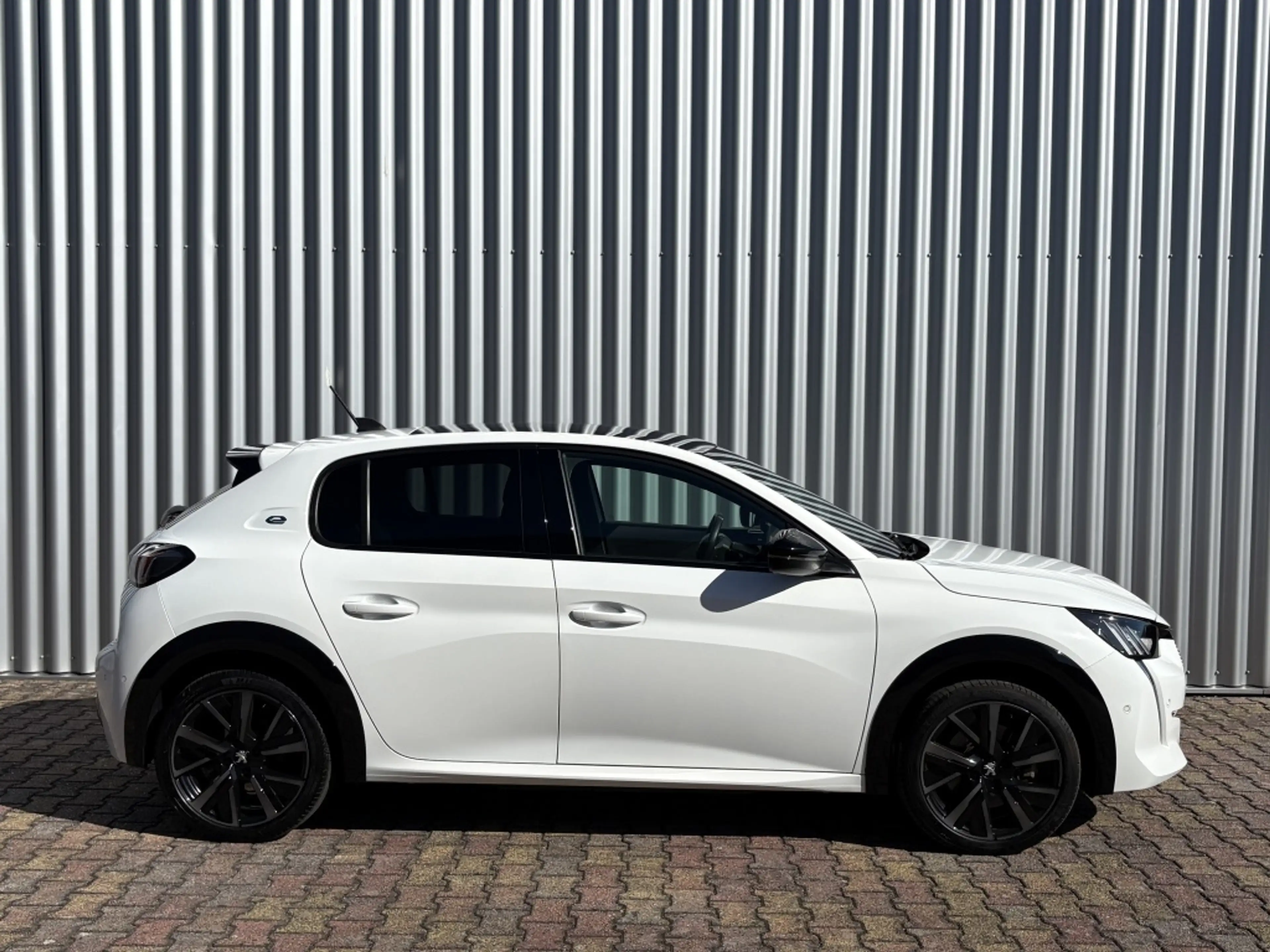 Peugeot e-208 GT 50 kWh | Panorama Dak | Stoelverw. | Navigatie — photo 12