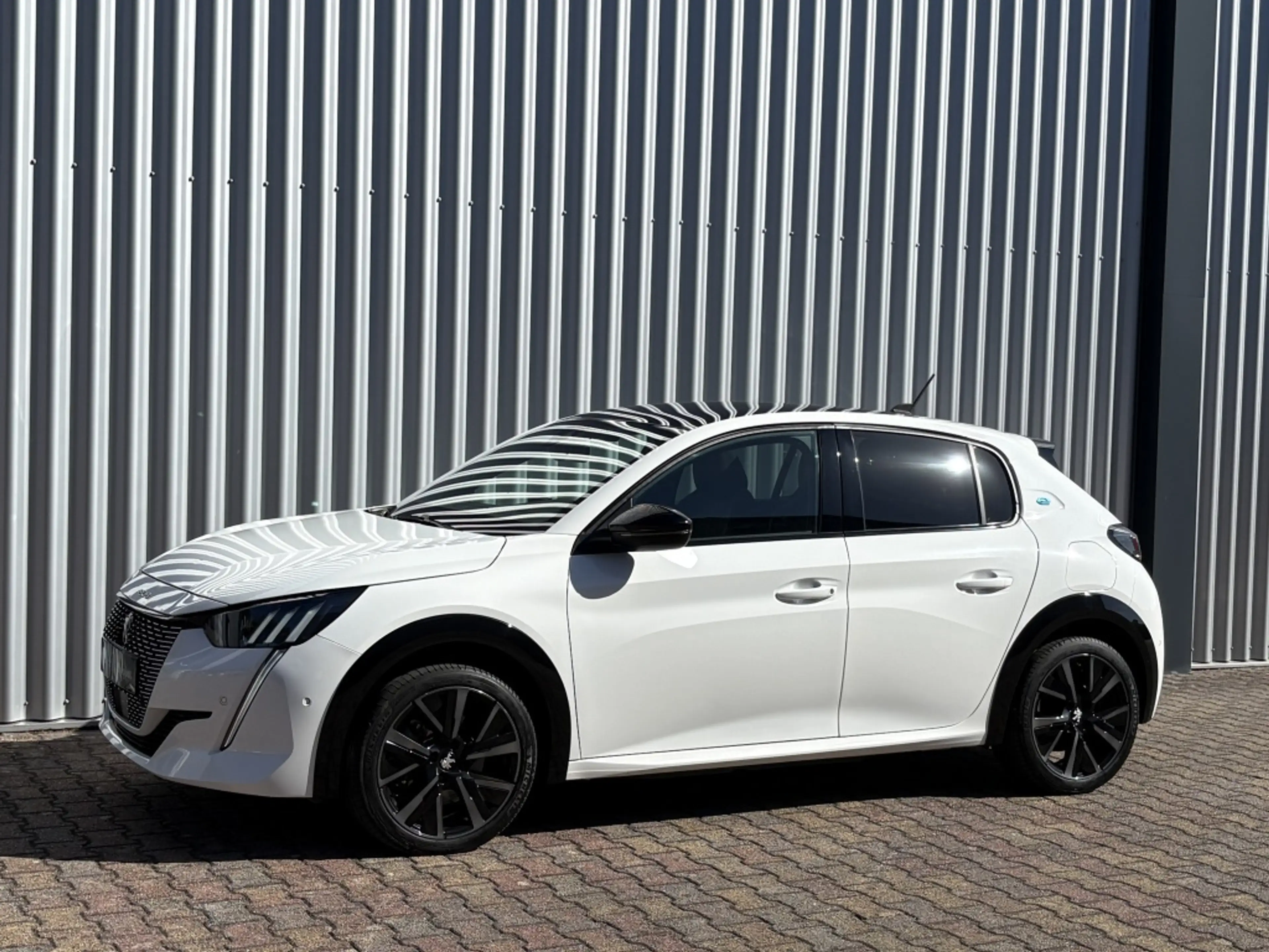 Peugeot e-208 GT 50 kWh | Panorama Dak | Stoelverw. | Navigatie — photo 2