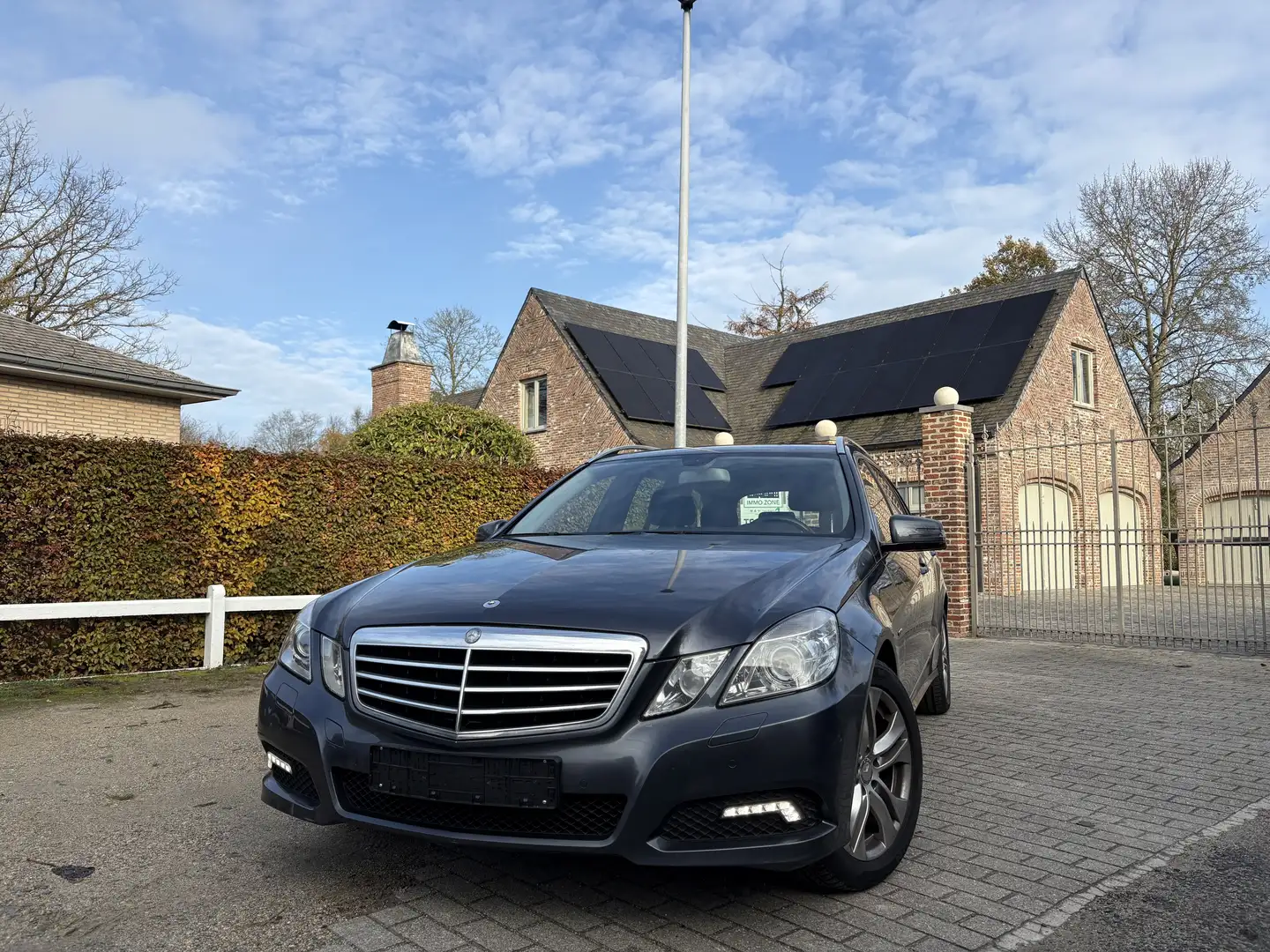 Mercedes-Benz E 200 Avantgarde - NAVI - BI-XENON ✅ - 1