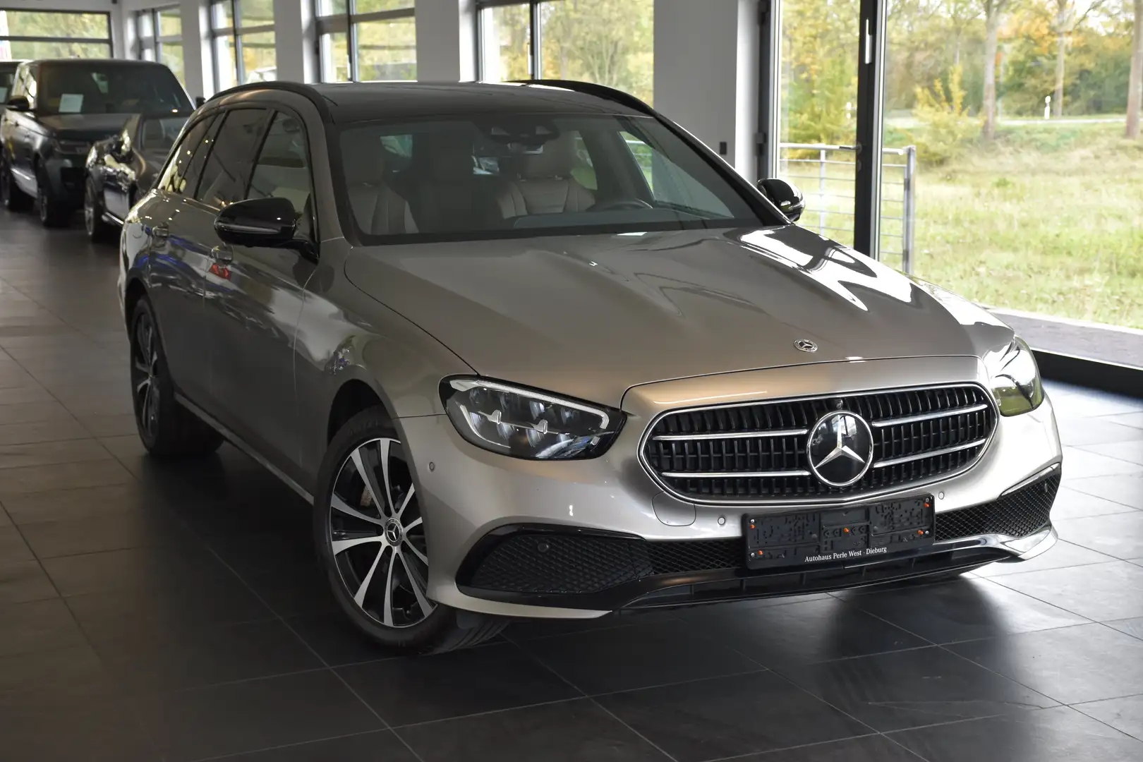 Mercedes-Benz E 300 de 4Matic 9G AVANTGARDE"PANO"360CAM"SITZKLIMA"LED Beige - 2