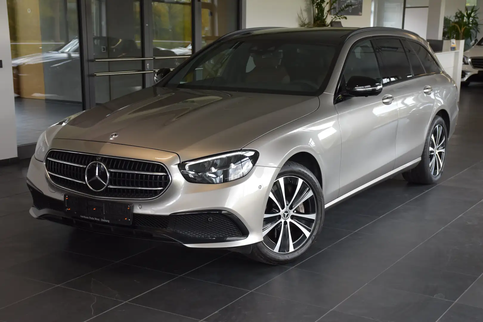 Mercedes-Benz E 300 de 4Matic 9G AVANTGARDE"PANO"360CAM"SITZKLIMA"LED Beige - 1