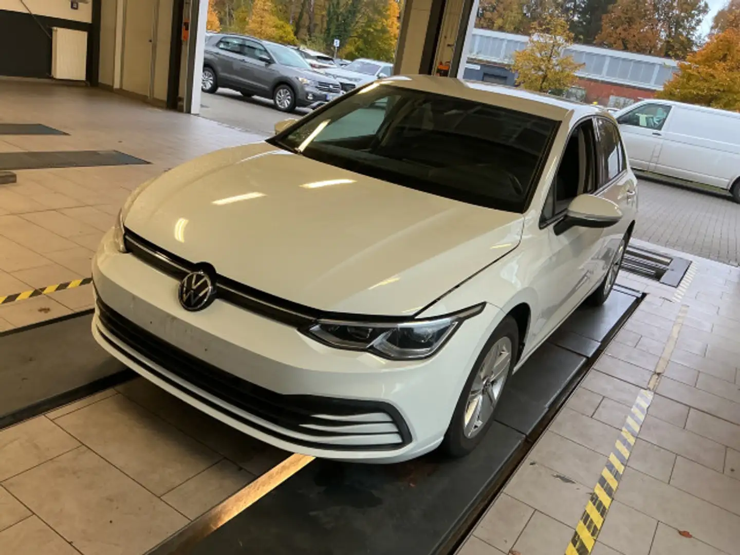 Volkswagen Golf VIII 1.5 TSI LED Navi Cam CarPlay GJ-Reifen Weiß - 2