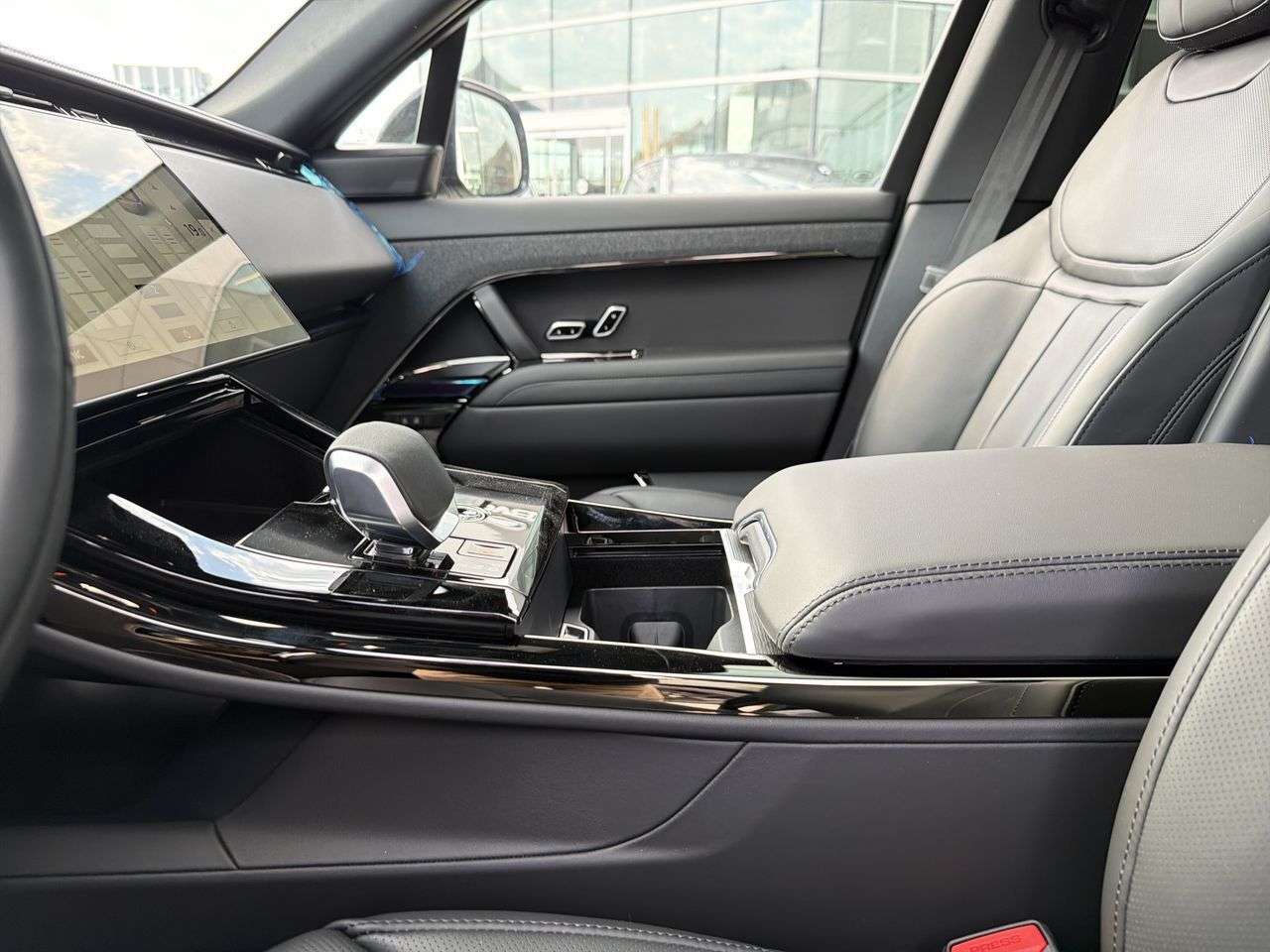 2026 Land Rover Range Rover Sport P400 Dynamic SE thumb 18