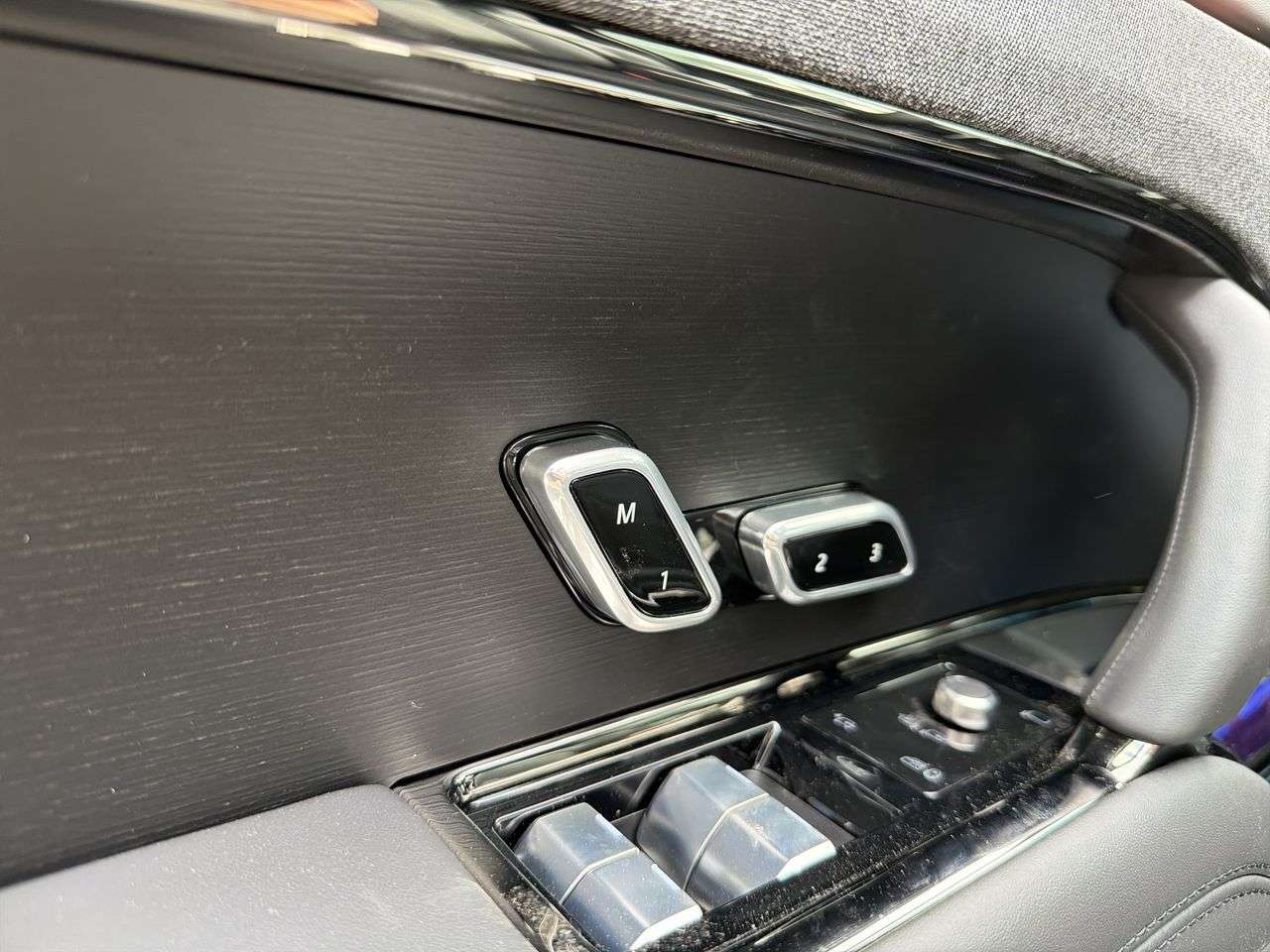 2026 Land Rover Range Rover Sport P400 Dynamic SE thumb 9