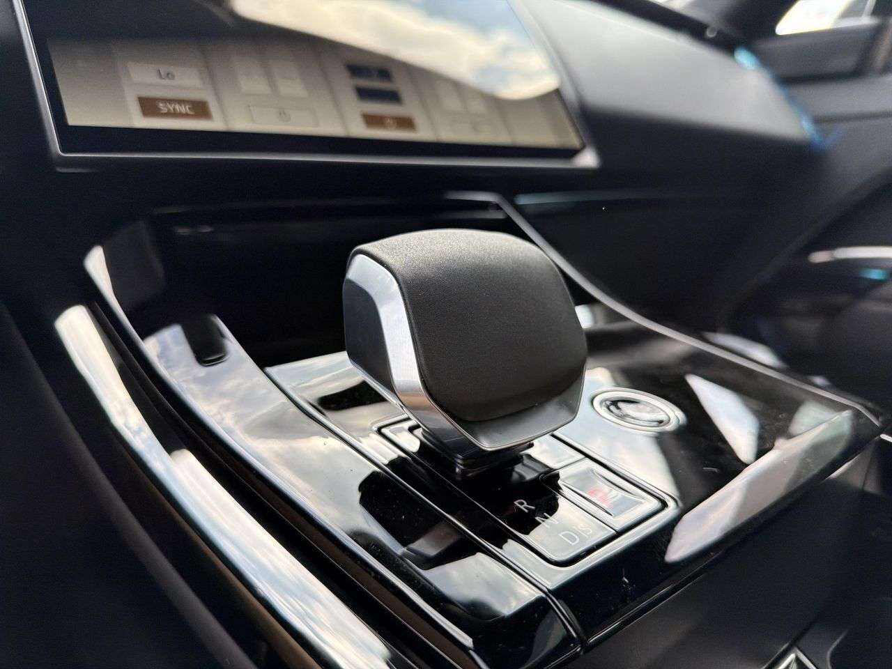 2026 Land Rover Range Rover Sport P400 Dynamic SE thumb 17