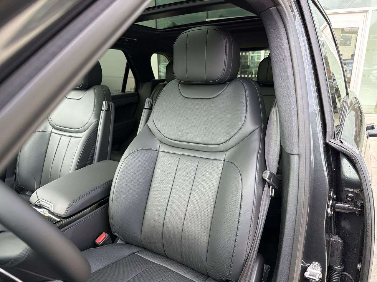 2026 Land Rover Range Rover Sport P400 Dynamic SE thumb 8