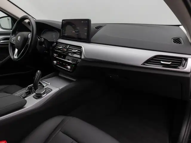 BMW 5 Series view 24