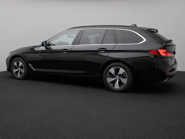 BMW 5 Series view 10
