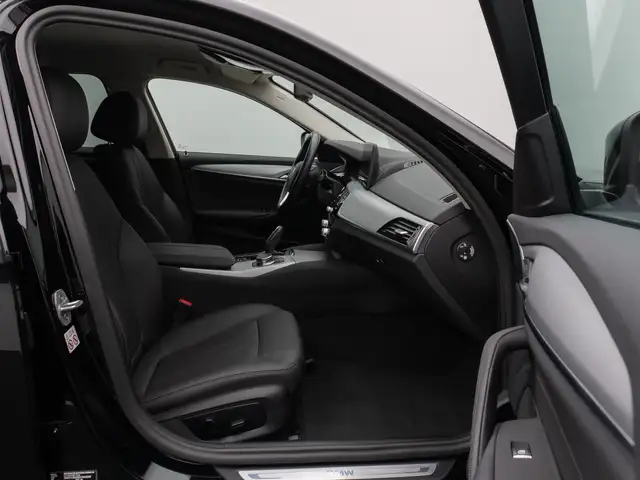 BMW 5 Series view 25