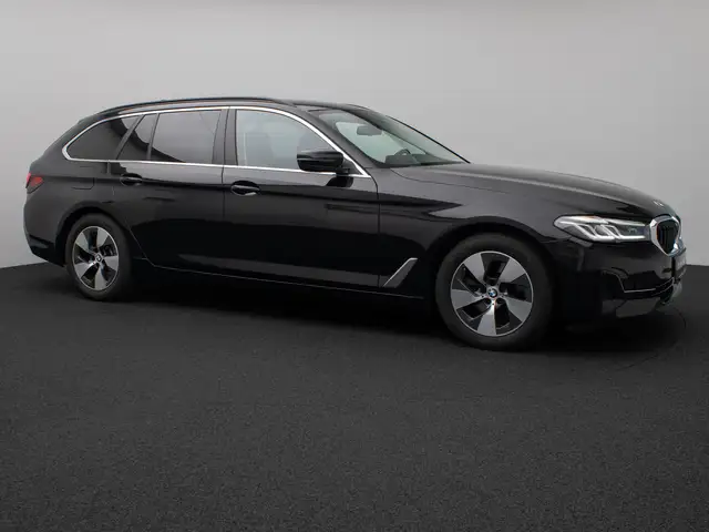 BMW 5 Series view 4