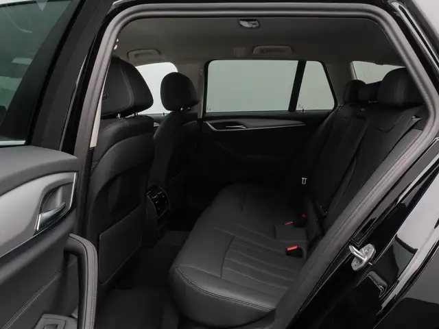 BMW 5 Series view 26