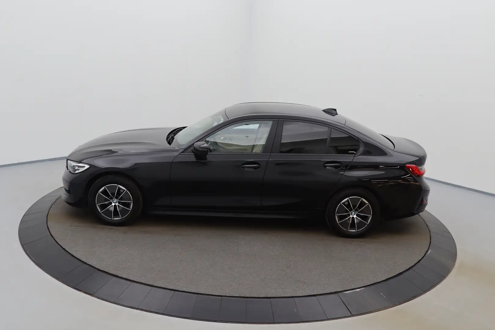 BMW 318 318iA Business LEDER/CUIR LED GPS PDC Carplay Ve Fekete - 2
