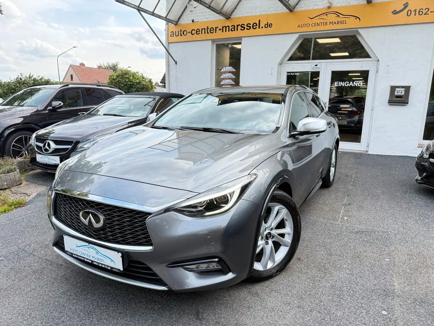 Infiniti Q30 1.5d Automatik NAVI/LED/SHZ/PDC/ALU Gris - 1