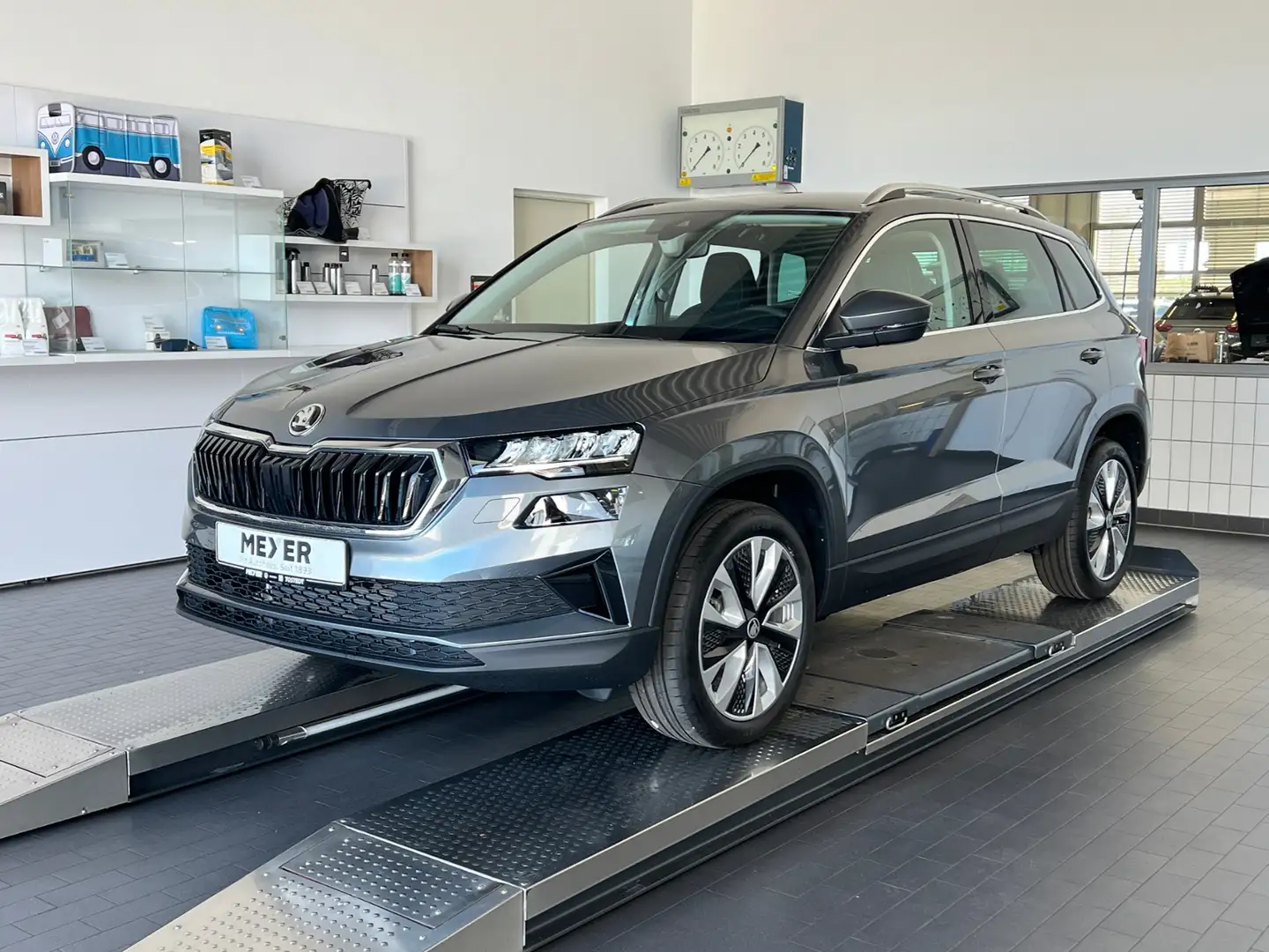 Skoda Karoq Selection 1.5 TSI DSG *AHK, LED, 18"-LM* Grau - 2