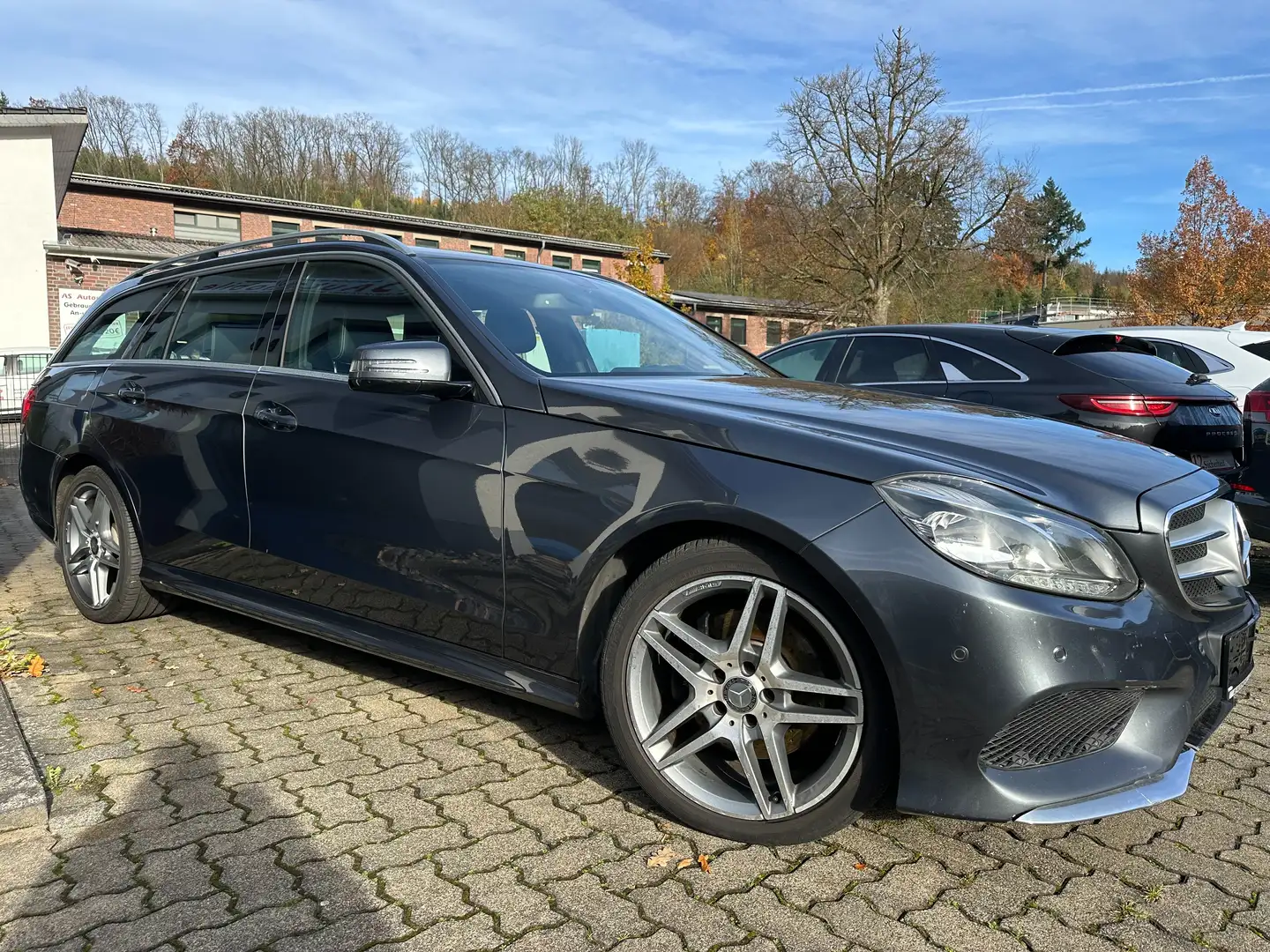 Mercedes-Benz E 200 CDI AMG+NAVI+T.LEDER+KLIMATR+6 GANG+PDC+AHK+TEMPOM Gris - 2