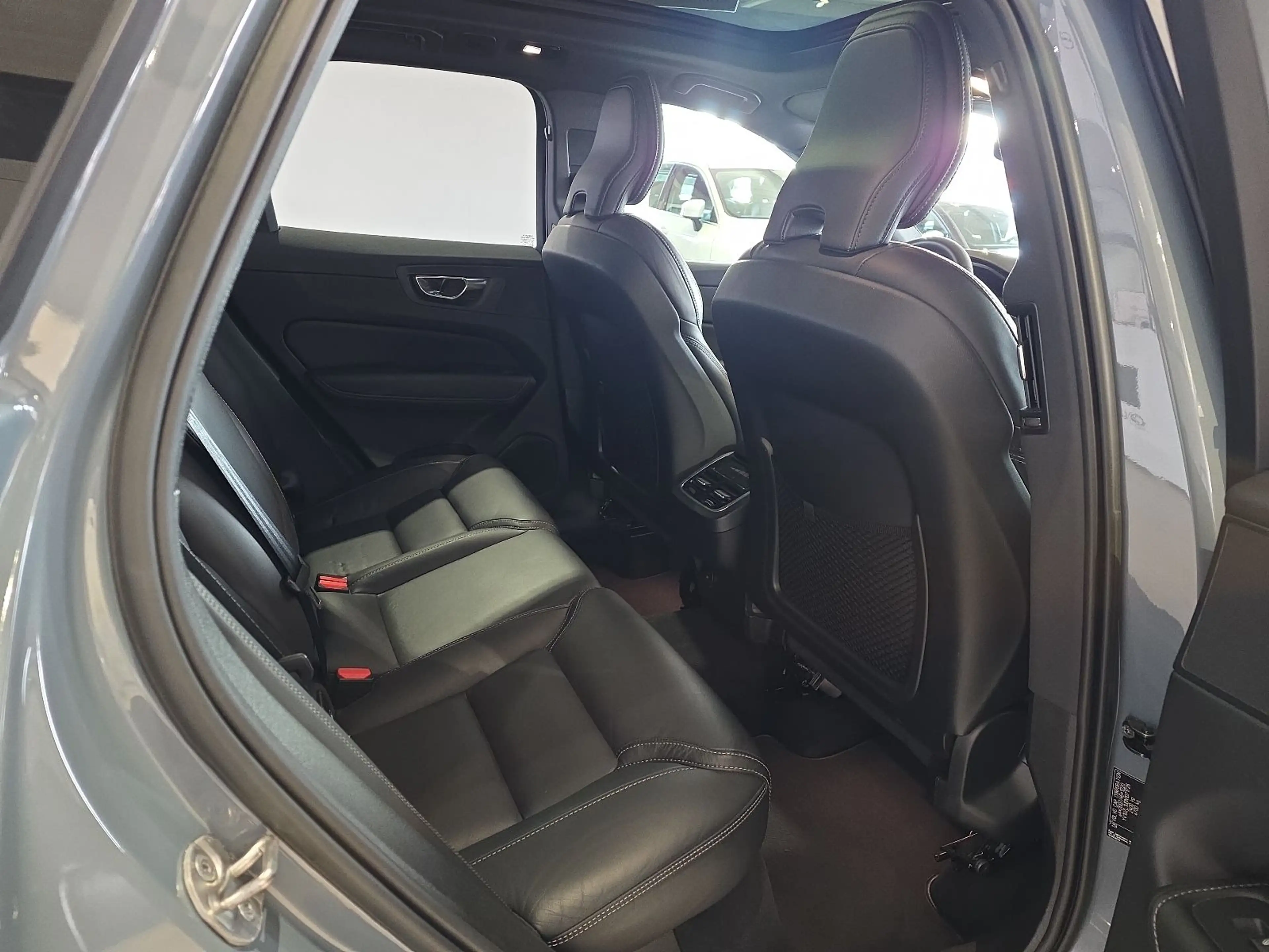 Volvo XC60 B5 R-Design Massage AHK 360° 22Zoll Pano — photo 13