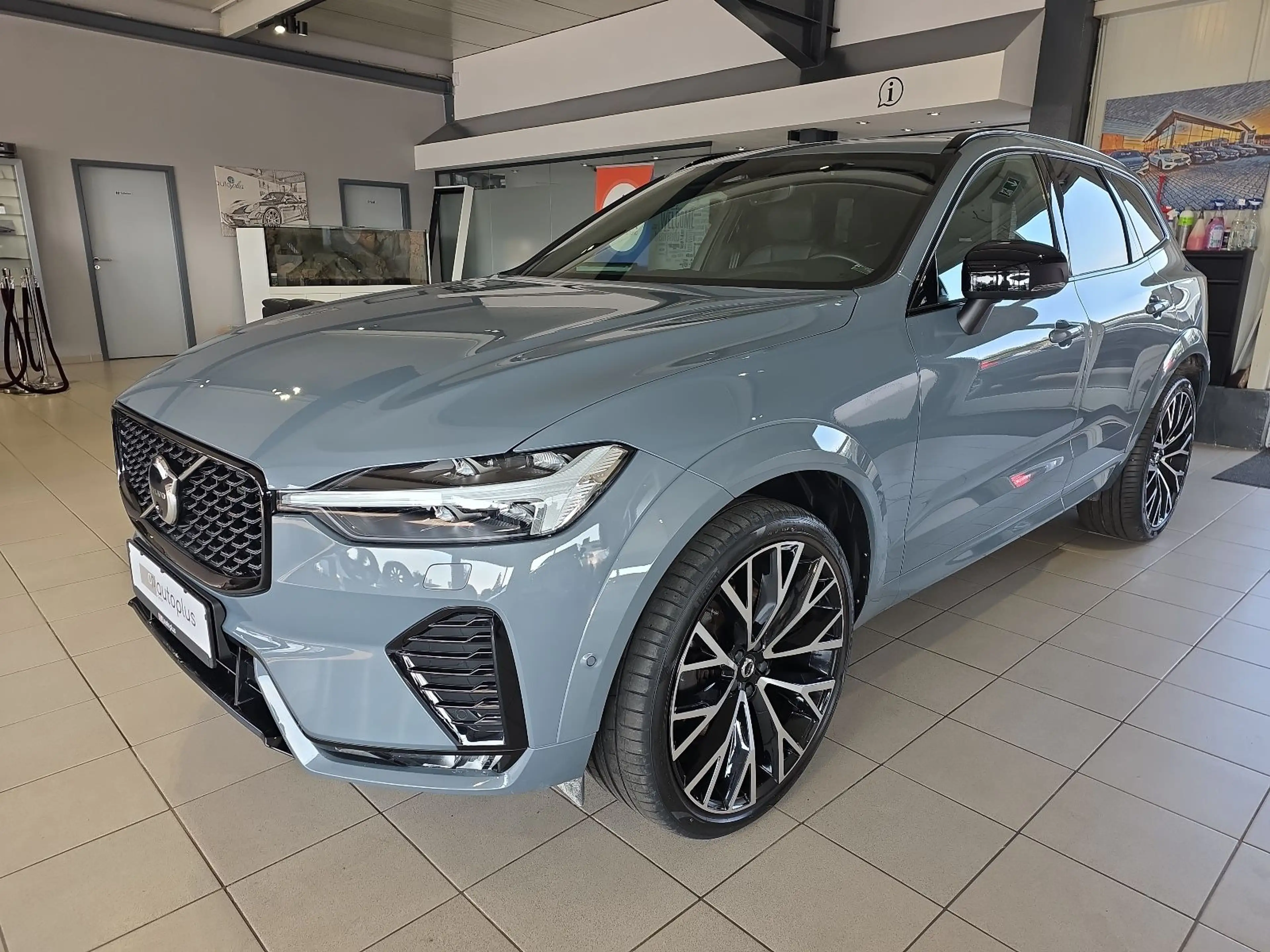 Volvo XC60 B5 R-Design Massage AHK 360° 22Zoll Pano