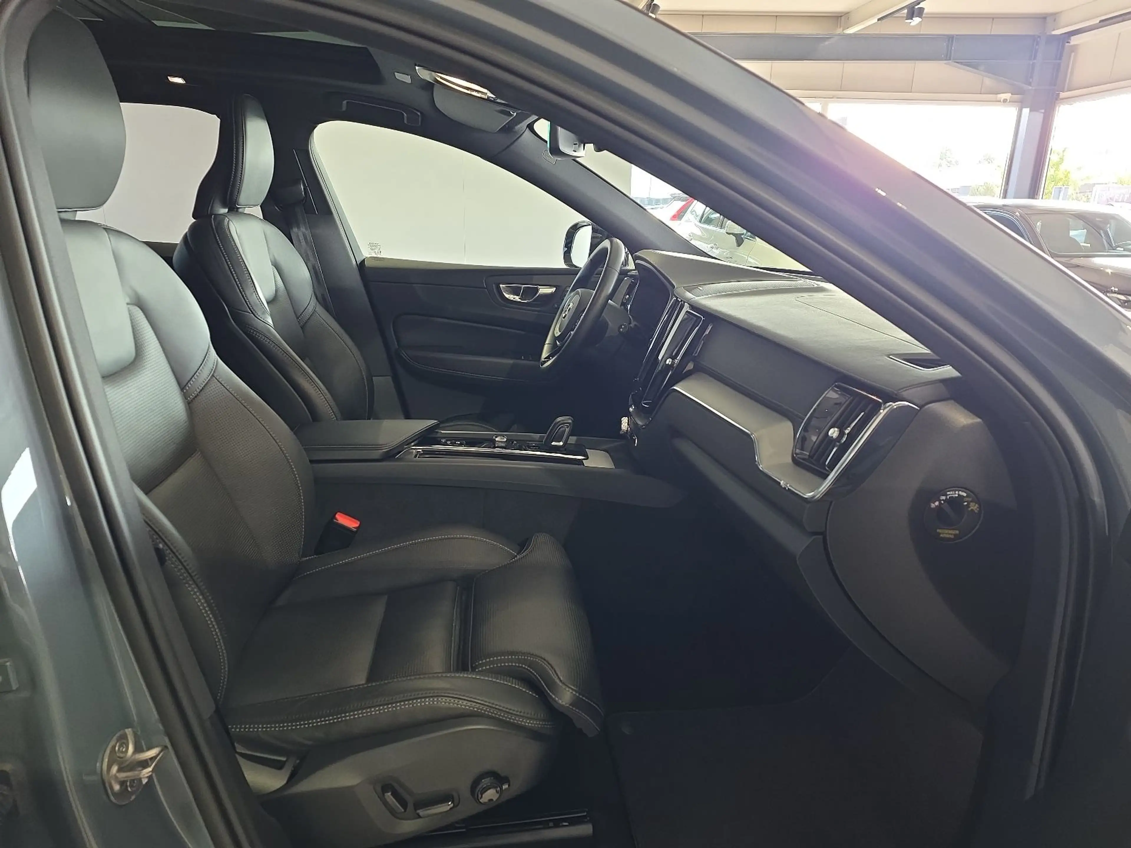 Volvo XC60 B5 R-Design Massage AHK 360° 22Zoll Pano — photo 11