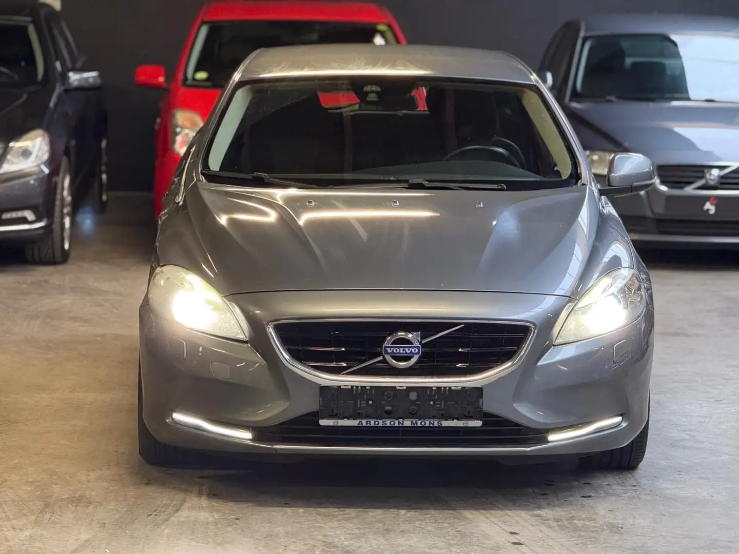 Volvo V40 T2 Kinetic // 1er Pro // Euro 6B Grijs - 2