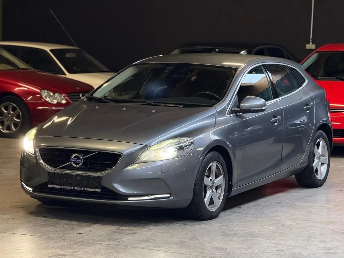 Volvo V40 T2 Kinetic // 1er Pro // Euro 6B Grau - 1