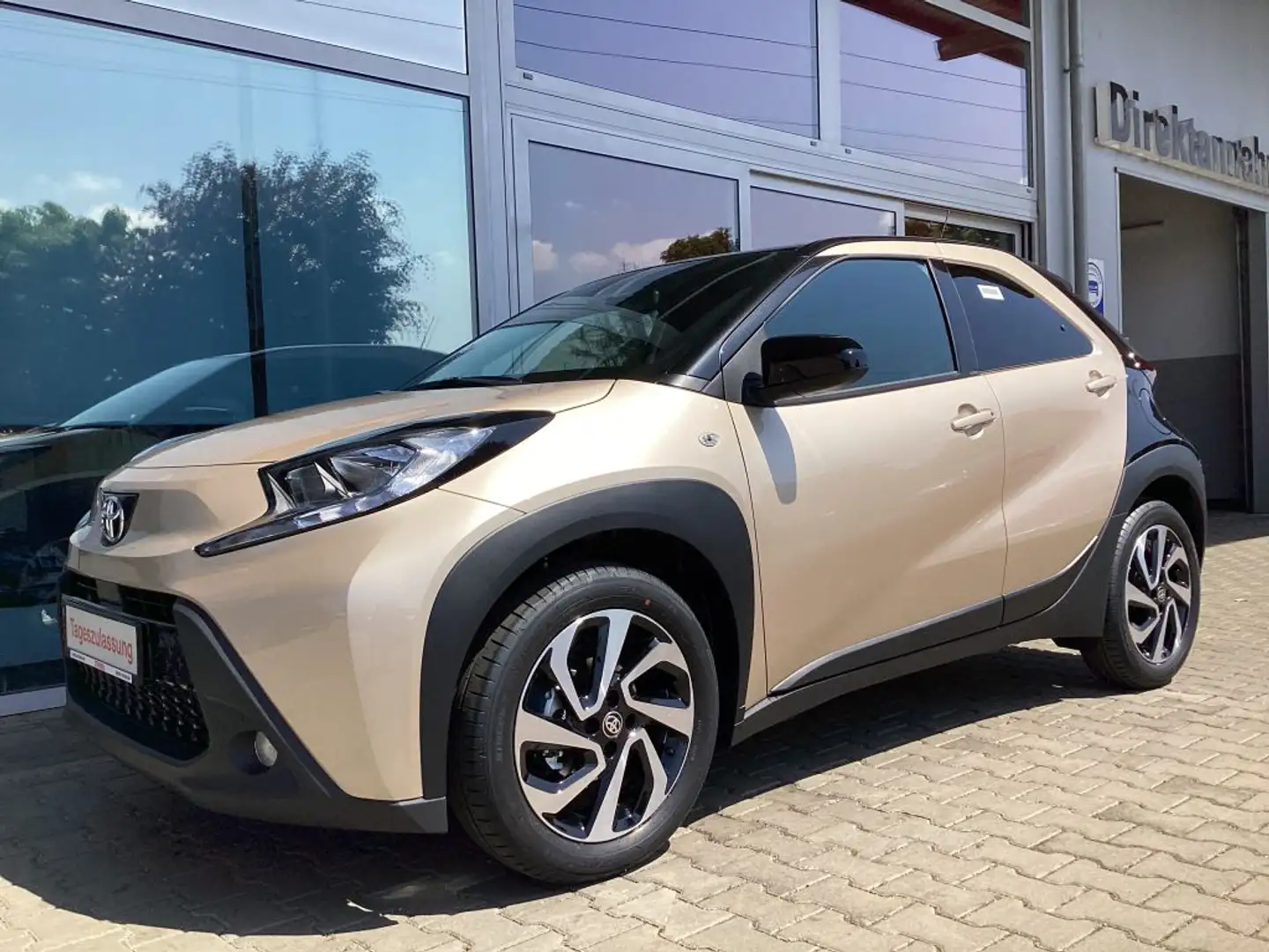 Toyota Aygo X S-CVT Teamplayer Beige - 2