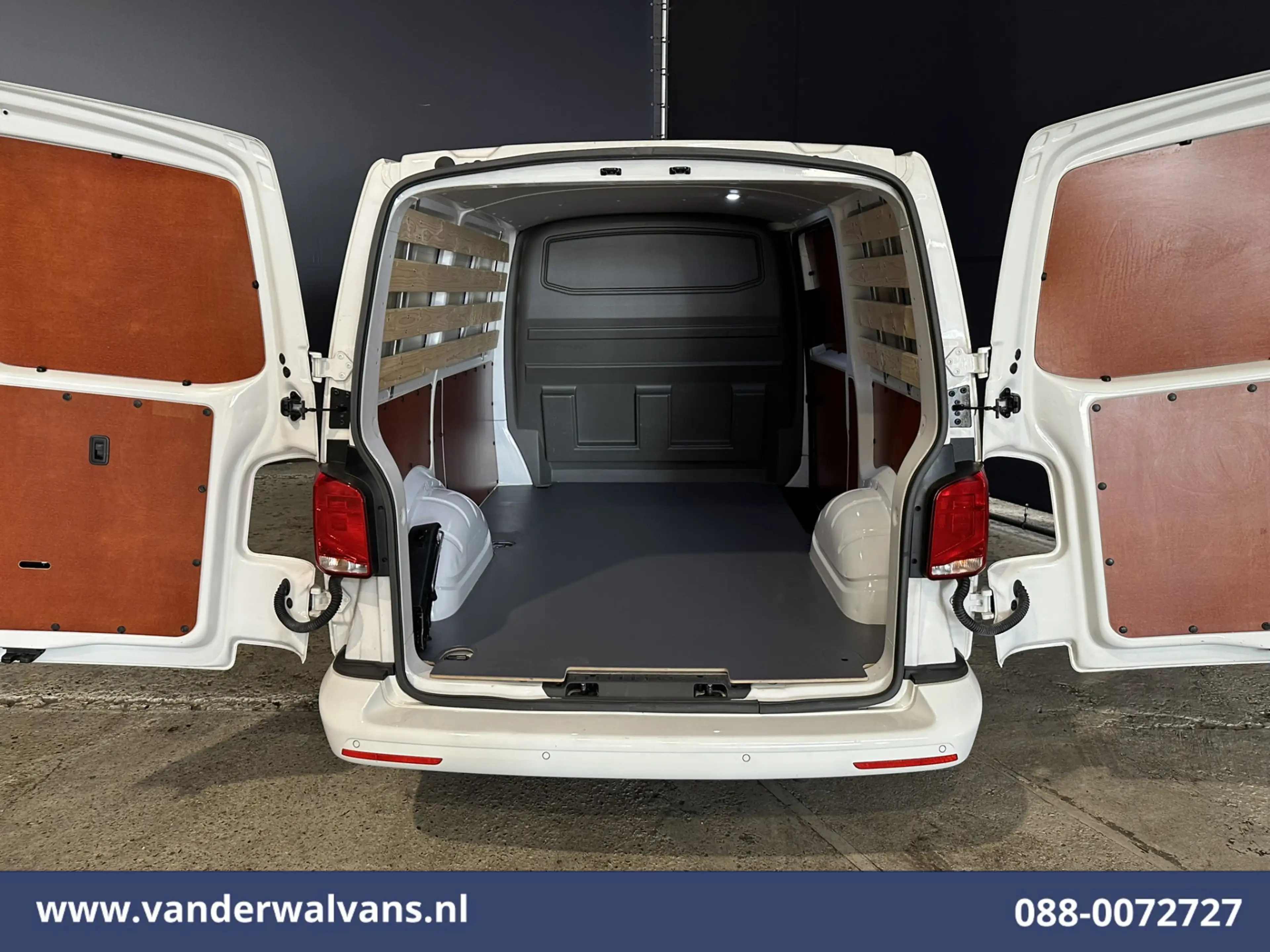 Volkswagen T6.1 Transporter 2.0 TDI 111pk L1H1 Euro6 Airco | Navigatie | LM Ve — photo 12