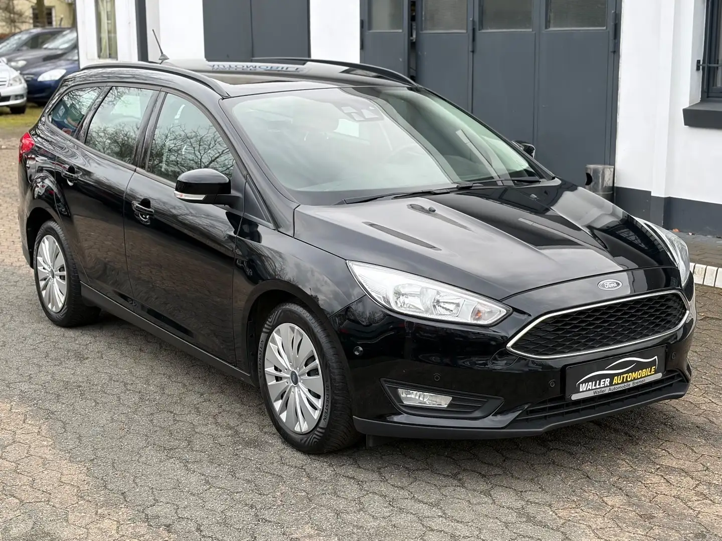 Ford Focus Turnier 1.5 TDCi PDC / SHZ / UNFALLFREI Schwarz - 1