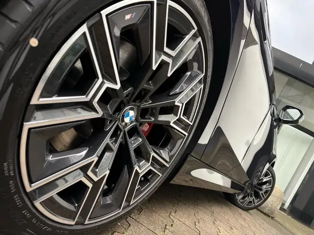 BMW 5 Series view 3