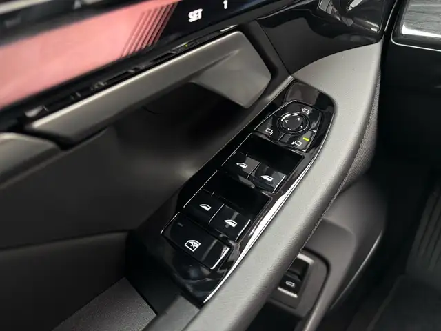 BMW 5 Series view 11