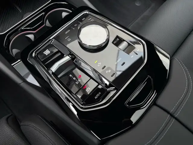 BMW 5 Series view 10
