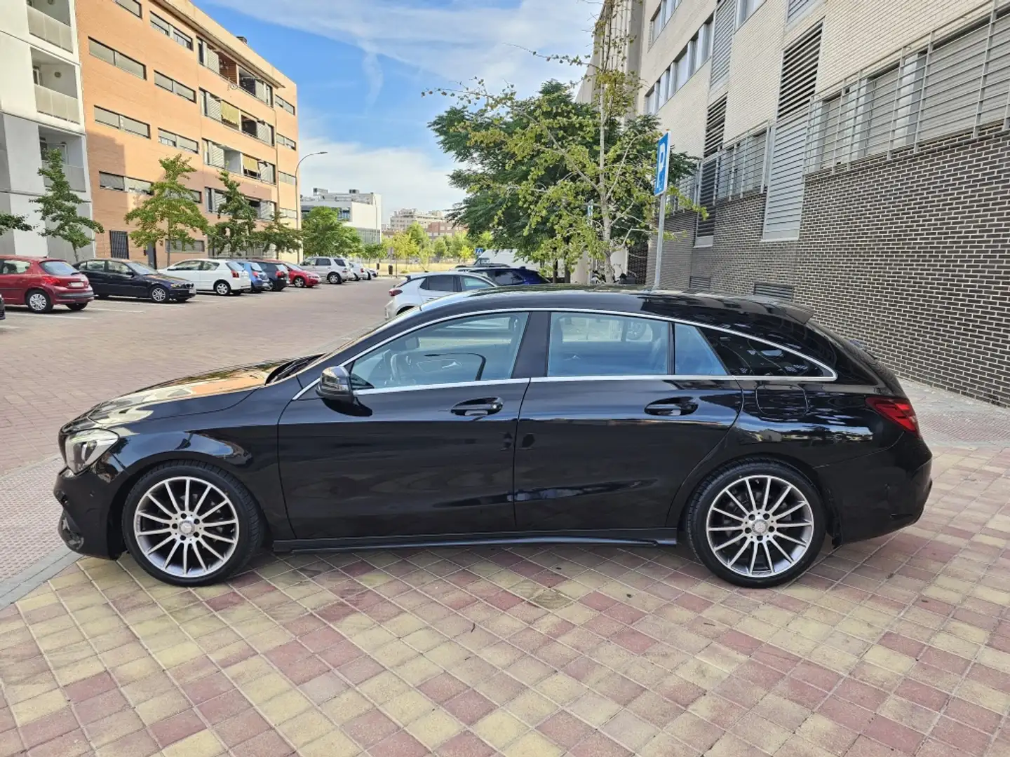 Mercedes-Benz CLA 200 Shooting Brake 200d AMG Line Negro - 2